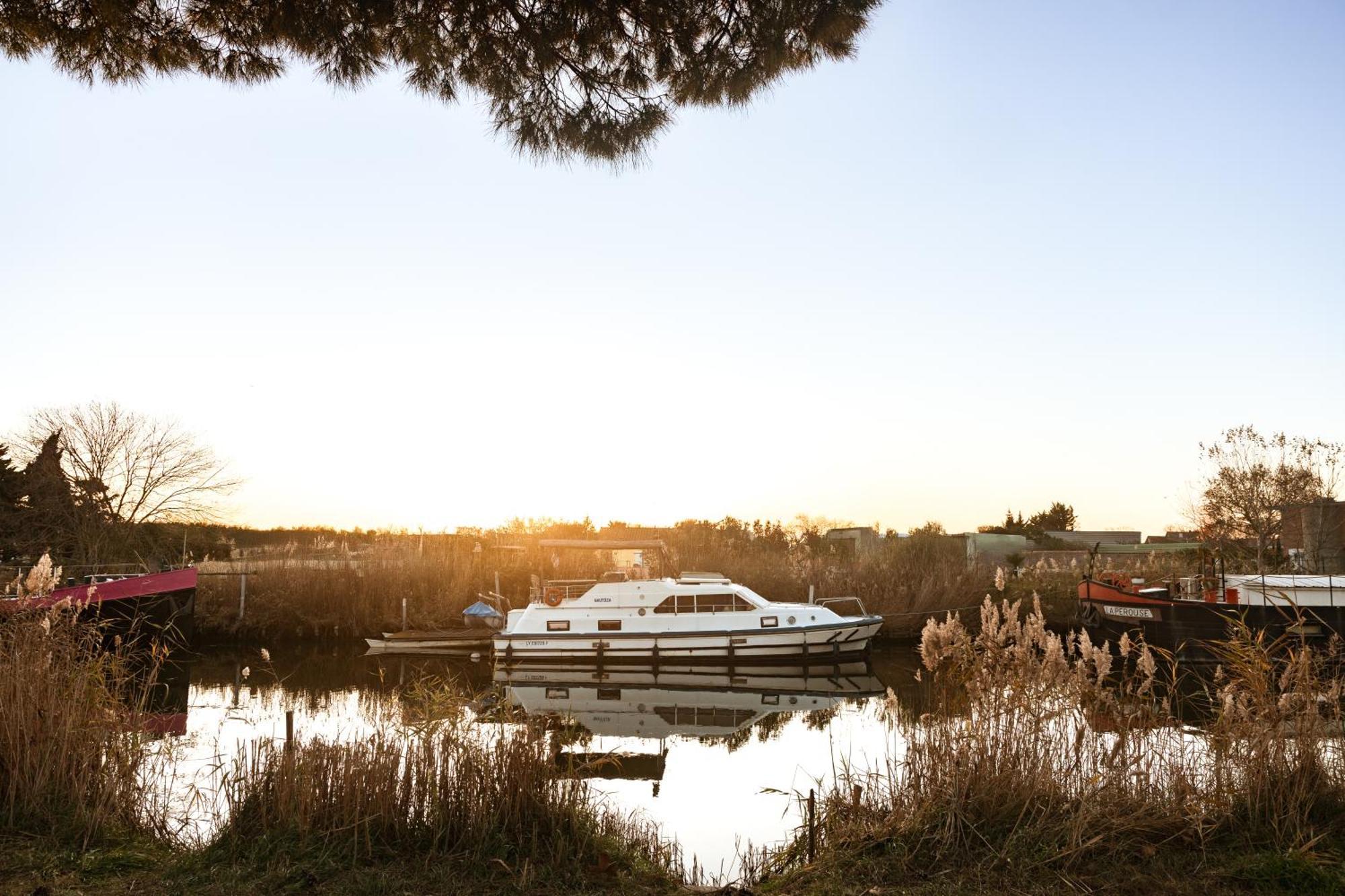 Les Jardins Du Canal Piscine Chauffee Aigues-Mortes Exterior photo